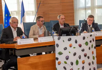 La gestion des stocks, mais aussi l'adaptation au changement climatique et l'empreinte carbone du produit font partie du Plan filière du pruneau d'Agen. 