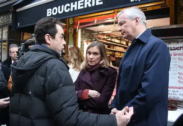Bruno Le Maire (à droite) et Agnès Pannier-Runacher (au centre) en plein échange avec un commerçant, rue Montorgueil à Paris le 3 janvier. © Philippe Gautier - FLD