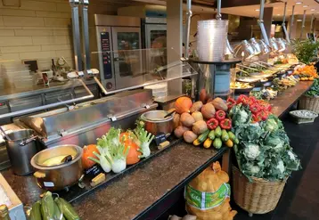 Plus de 40 % lycées et collèges  interrogés ont déclaré avoir acheté des fruits et légumes biologiques.  © lbokel de Pixabay (Photo ...