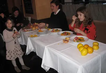 « La transmission joue un rôle : ceux qui ont cuisiné avec leurs parents sont également ceux qui cuisinent davantage de fruits et légumes frais (54 % pour la pratique quotidienne) », selon les rapporteurs de l’étude Interfel/Ifop. (Photo d'illustration prise lors d'une Masterclass Kids Friendly d'Alexia Foucher-Charraire en janvier 2019).  © Claire Tillier - FLD