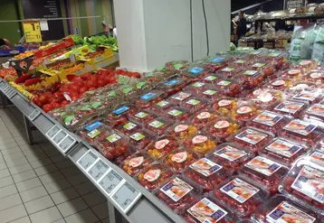 Délaissé, l'emballage plastique est revenu en force en début de confinement, mais le travail sur les emballages alternatifs continue.  © Claire Tillier - FLD ...