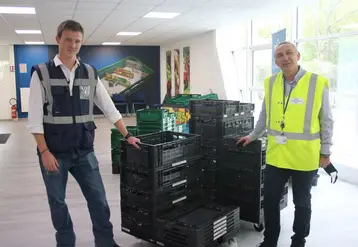Patrice Jorge, directeur Euro Pool System France (à droite), et Tugdual Keller, coordinateur Logistique Dépôt, encadrant le nouveau bac noir avec tag RFID intégré, développé avec Cogit pour Auchan Retail. © Philippe Gautier - FLD