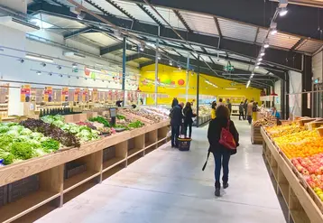 Le magasin s’ouvre sur l’univers fruits et légumes, présentés sans aucun emballage. Des cagettes de producteurs sont mises à disposition pour emporter les achats. Un cabas siglé Bon d’ici, réutilisable et 100 % recyclable, est proposé à la vente. © Bon d'ici
