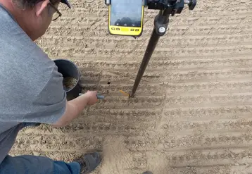 Échantillonnage d’un point de prélèvement de sol géoréférencé.