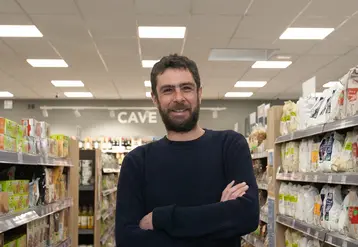 portrait de Benjamin Quiras, président directeur général de Léopold dans un rayon du magasin