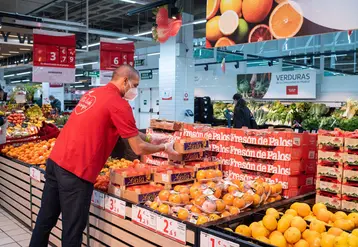 chef de rayon en train de ranger u nrayon fruits et légumes chez Alcampo en Espagne