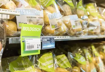 Rayon de pommes de terre bio chez Albert Heijn