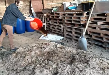 La litière forestière fermentée se fabrique à la ferme, à partir d’une fermentation de la litière forestière (terreau) associée à des résidus de céréales et à ...