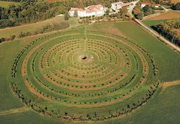 Le verger Zéro phyto occupe 1,8 ha pour un diamètre d'environ 145 m. Il maximise la biodiversité pour plus de résilience.