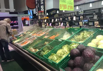 Rayon fruits et légumes d'un Intermarché à Angers.