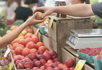 Achat d'une pomme au marché. 