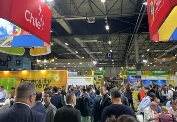 Une allée de Fruit Attraction 2024 avec beaucoup de monde. 