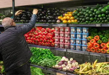 Un rayon de fruits et légumes dans lequel se trouve des mousses au chocolat Michel et Augustin