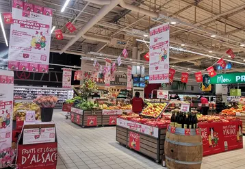 Octobre Rose en Alsace : un rayon fruits et légumes de la grande distribution aux couleurs de l'opération En Octobre, je croque la vie en rose. 