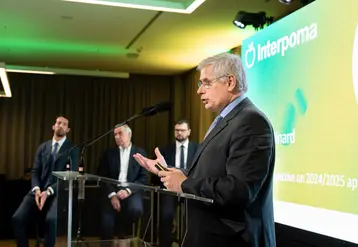 Témoignage de Philippe Binard devant les participants d’Interpoma, quant à la récolte européenne de pommes 2024. Au fond, trois autres témoins dont Daniel Sauvaitre de l’ANPP