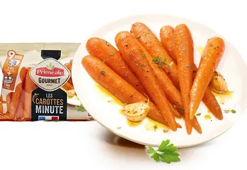 Sachet de carottes micro-ondables de priméale avec une assiette de ces carottes cuisinées. 