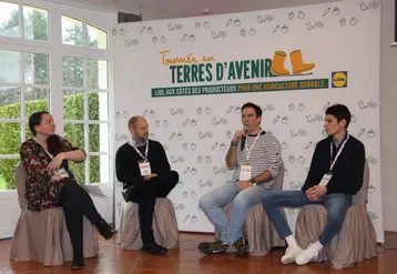 Mariane Naudin de Lidl entourée d'intervenants des filière fruits et légumes du Nord-Ouest à la dernière table ronde de la Tournée en terre d'avenir de Lidl à Pont-Saint-Martin, en Loire-Atlantique le 8 janvier 2025.  