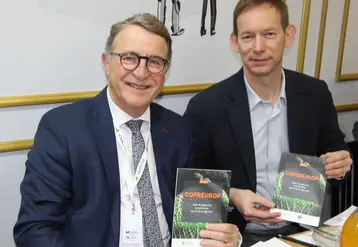 Jean-François Vallet président de la CAIFL, et Fabien Gaucher, responsable juridique d'Interfel présentent le guide Cofreurop sur le stand d’Interfel sur le salon Fruit Logistica 2025.