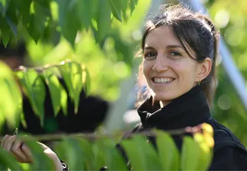 portrait de mathilde chambe dans un verger de cerisiers