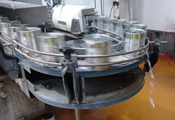 des boîtes de conserve sur une ligne dans une usine de légumes en conserve