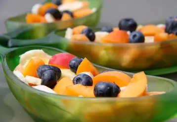 trois coupelles remplies de salade de fruits
