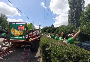 animations le long du tour de france par la banane de guadeloupe et de martinique. ambiance carnaval