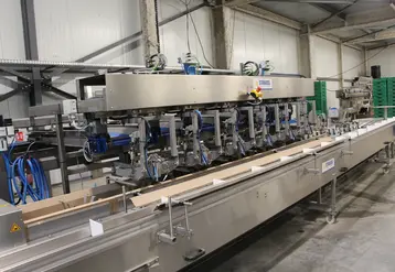 <em class="placeholder">Le robot de bottelage d&#039;asperges de Strauss. </em>