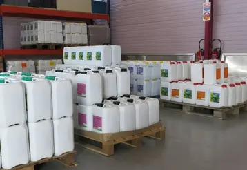 <em class="placeholder">Viticulture. Produits de traitement des cultures. bidons, produit phytosanitaire,  stockage, hangar, approvisionnement, local phyto, pesticides, phytos (chez Cousinié)</em>