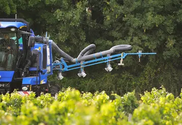 <em class="placeholder">Viticulture. Traitement dans les vignes. Pulvérisateur Berthoud. rampe CG avec nouveaux modules sur VN 2080.  protection du vignoble. Utilisation de produits ...</em>