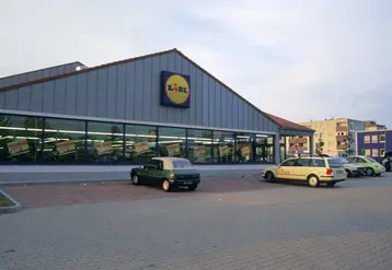 <em class="placeholder">hard discount / Lidl, comme les autres discounters, impose un standard de qualité de plus en plus élevé à ses fournisseurs</em>
