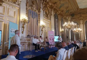 <em class="placeholder">Photo d'une salle du Quai d'Orsay, à Paris, avec des membres d'Interfel organisant leur assemblée générale. </em>