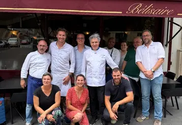 <em class="placeholder">Des membres de la filières mirabelle de lorraine posant devant un restaurant à Paris. </em>