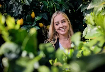 <em class="placeholder">Marie-Laure Monteil, arboricultrice, dans son verger de pomelos en Corse. </em>