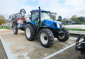 <em class="placeholder">pulvérisateur sur une aire de lavage  dans le sud de l'Eure-et-Loire en 2022</em>