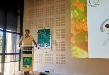 <em class="placeholder">Raphaël Martinez, directeur de l’AOPn Pêches et Abricots, devant un powerpoint en train de dresser le bilan de la saison des pêches et nectarines lors d'une ...</em>