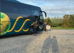 <em class="placeholder">Un bus déposant des saisonniers agricoles dans un verger de pommiers, en région Nouvelle-Aquitaine. </em>