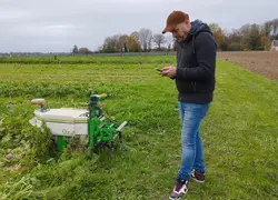 <em class="placeholder">Florian Lemercier, maraîcher dans la Sarthe et son robot OZ. </em>