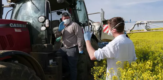 L'irruption du coronavirus a bouleversé le quotidien jusqu'au cœur des fermes avec l'imposition de règles sanitaires. © O. Ruch