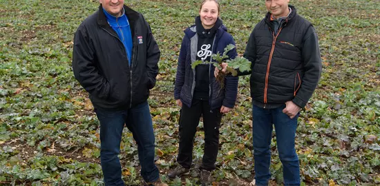 Baisse de la sole de colza, bouleversement du programme de désherbage maïs, recours aux trichogrammes : Stéphane, Marine et Alain (de gauche à droite) ont modifié en profondeur leurs pratiques pour décrocher la HVE. © G. Omnès