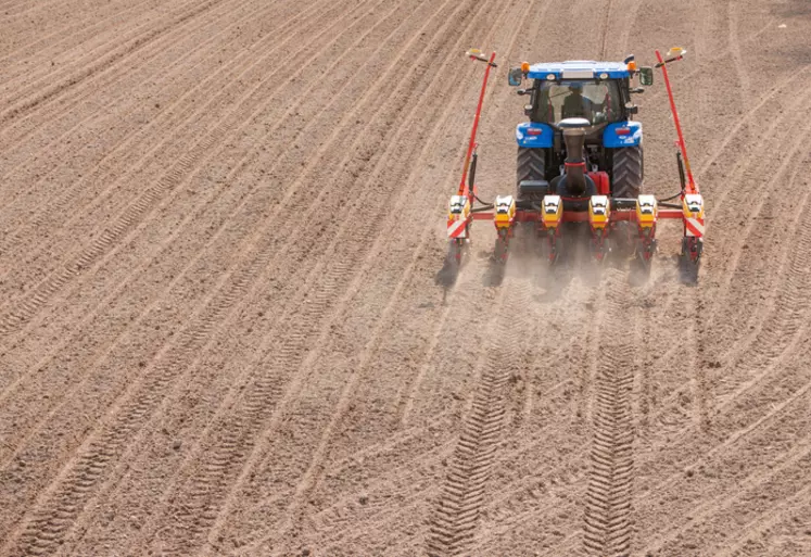 En France, 5 à 10 % des exploitations agricoles disposeraient de semoirs électriques permettant de faire varier la densité de semis. Avec des prix de plus en plus abordables, ces semoirs seraient en expansion, notamment chez les producteurs de maïs. © vaderstad