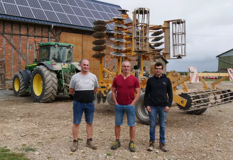 Ludovic et Alain Hamel, agriculteurs à Oizon (Cher) ; Mathieu Cloup, conseiller de l'Ucata :  « Par le passé, il y a eu des infestations de ray-grass sur certaines zones ...