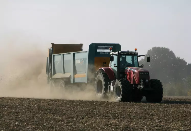 Epandage de matière organique. Epandeur à fumier et compost RollMax de Rolland (chez David Dos Reis) . Fertilisation. Fertilisant. Apport de fientes de volailles. ...