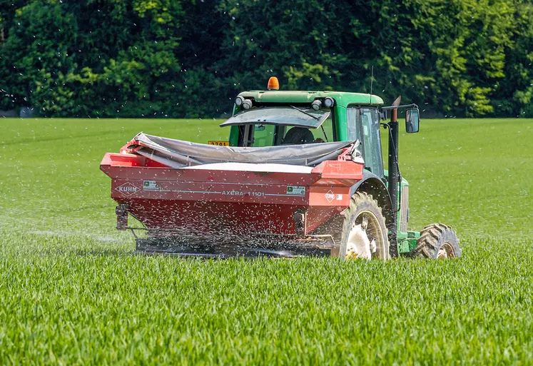 Epandage d'engrais sur champ de blé