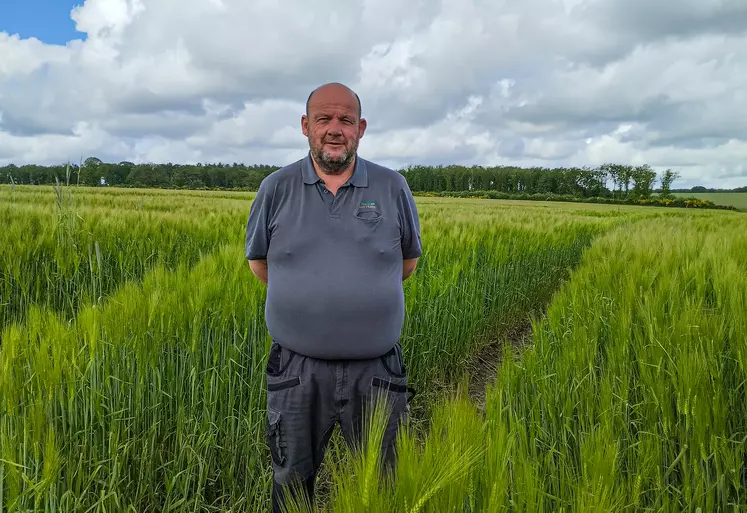 Olivier Pellerin agriculteur et entrepreneur de travaux agricoles dans son champ d'orge à Presly dans le Cher.