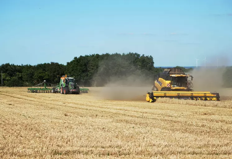 Semis de couverts derrière la moissonneuse batteuse