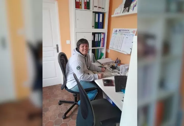 Virginie Posier, agricultrice à Puchay dans l'Eure installée à son bureau