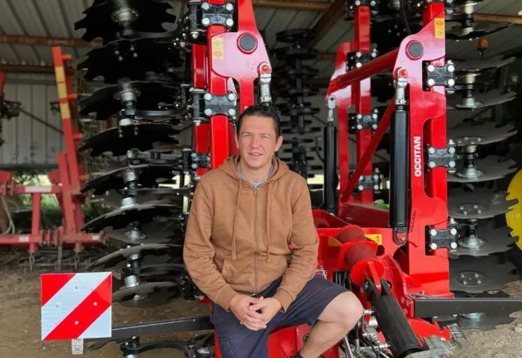 Jérémy Lachaux, agriculteur à Cugney en Haute-Saône devant sa herse rotative