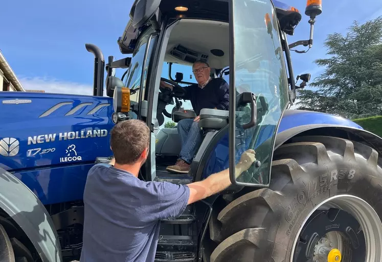 Thibaud Guillou, agriculteur, et son père retraité Jean, dans l’Eure-et-Loir (Luplanté)