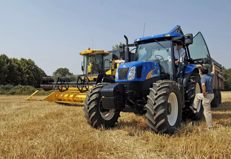 Tracteur et moissonneuse batteuse New Holland dans un champ lors de la moisson