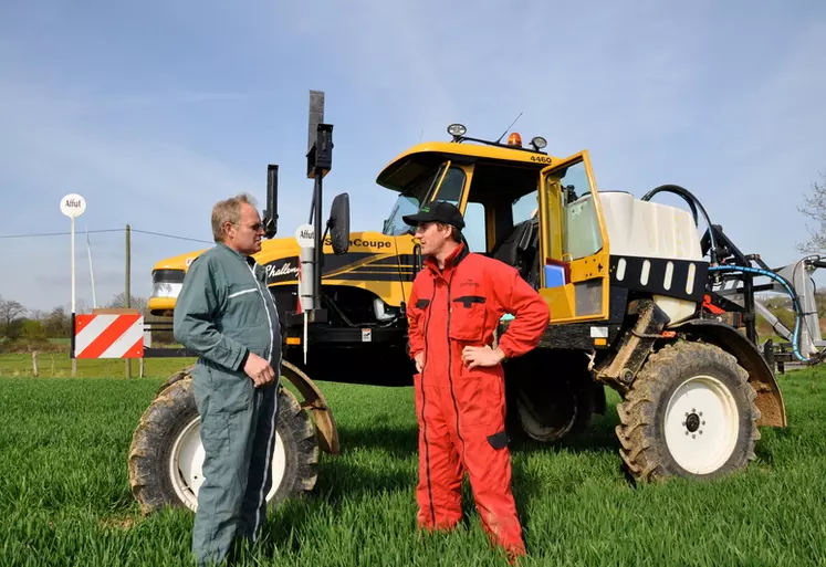 Jeune entrepreneur de la SARL Lecarpentier, société de travaux agricoles de la région de Bayeux (en rouge) avec un de ses clients agriculteur. Pulvéautomoteur SPRA. ...